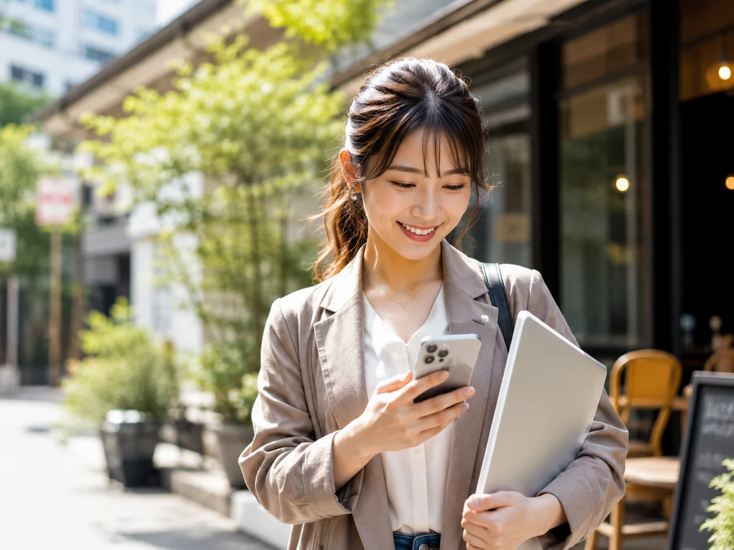 スマホで発信する女性