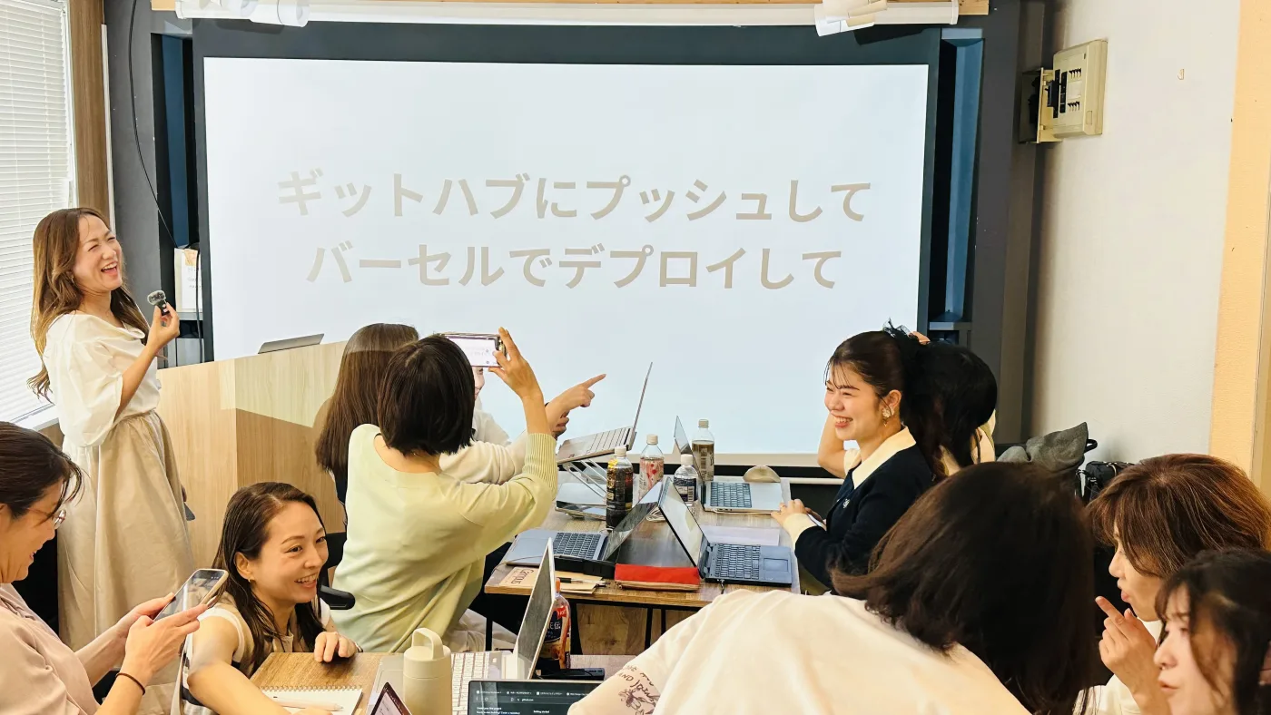 AIワークショップで、参加者がノートパソコンで制作している様子